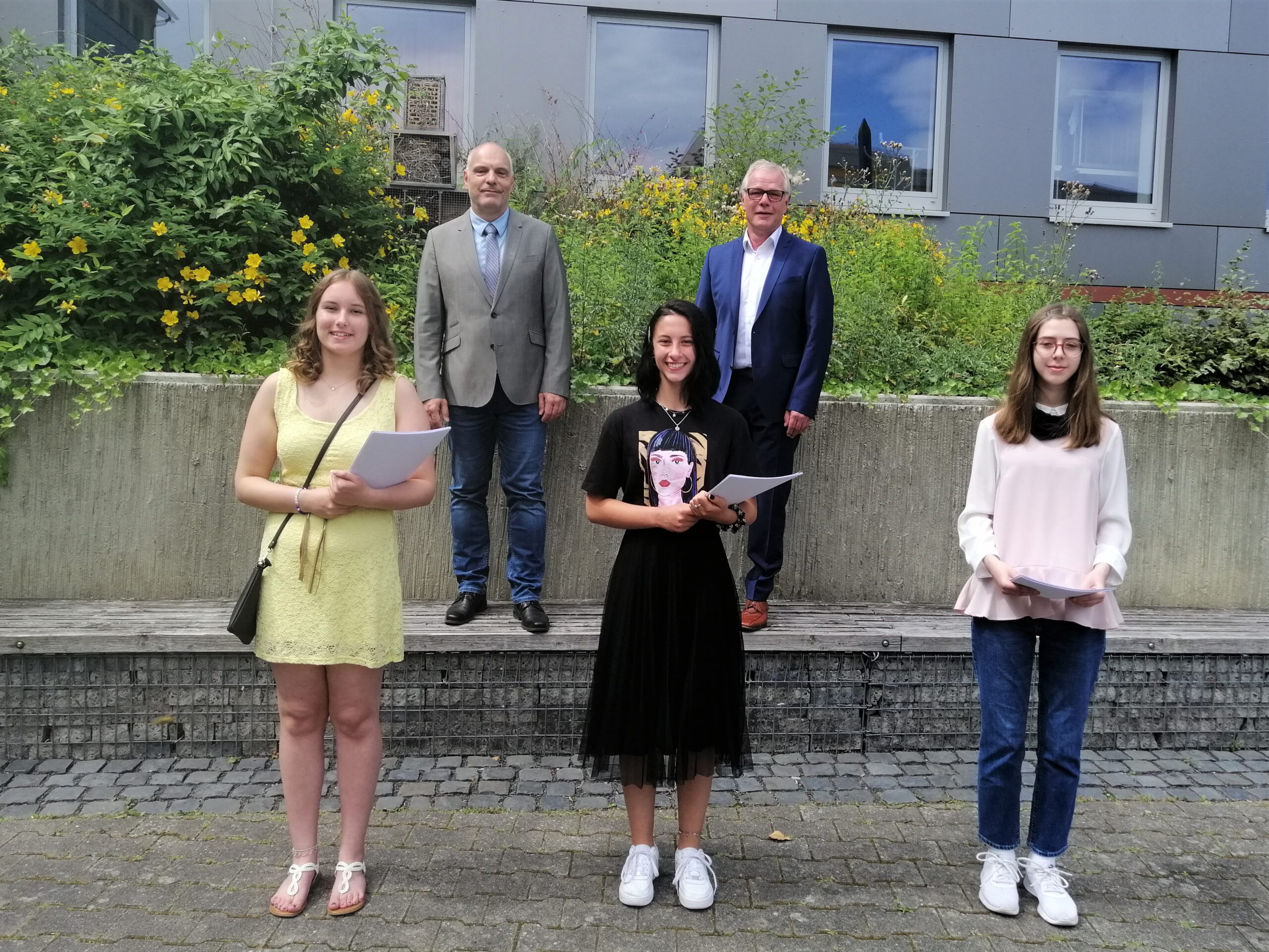 Die besten Ergebnisse beim diesjährigen Qualifizierenden Schulabschluss der Mittelschule waren: Miriam Link (9a), Marija Kostoska (9c) und Eleonora Kirchner (9a.) Es gratulierten Konrektor Stephan Zimmermann und der stellvertretende Bürgermeister der Stadt Bad Neustadt Norbert Klein Die besten Ergebnisse beim diesjährigen Qualifizierenden Schulabschluss der Mittelschule waren: Miriam Link (9a), Marija Kostoska (9c) und Eleonora Kirchner (9a.) Es gratulierten Konrektor Stephan Zimmermann und der stellvertretende Bürgermeister der Stadt Bad Neustadt Norbert Klein
