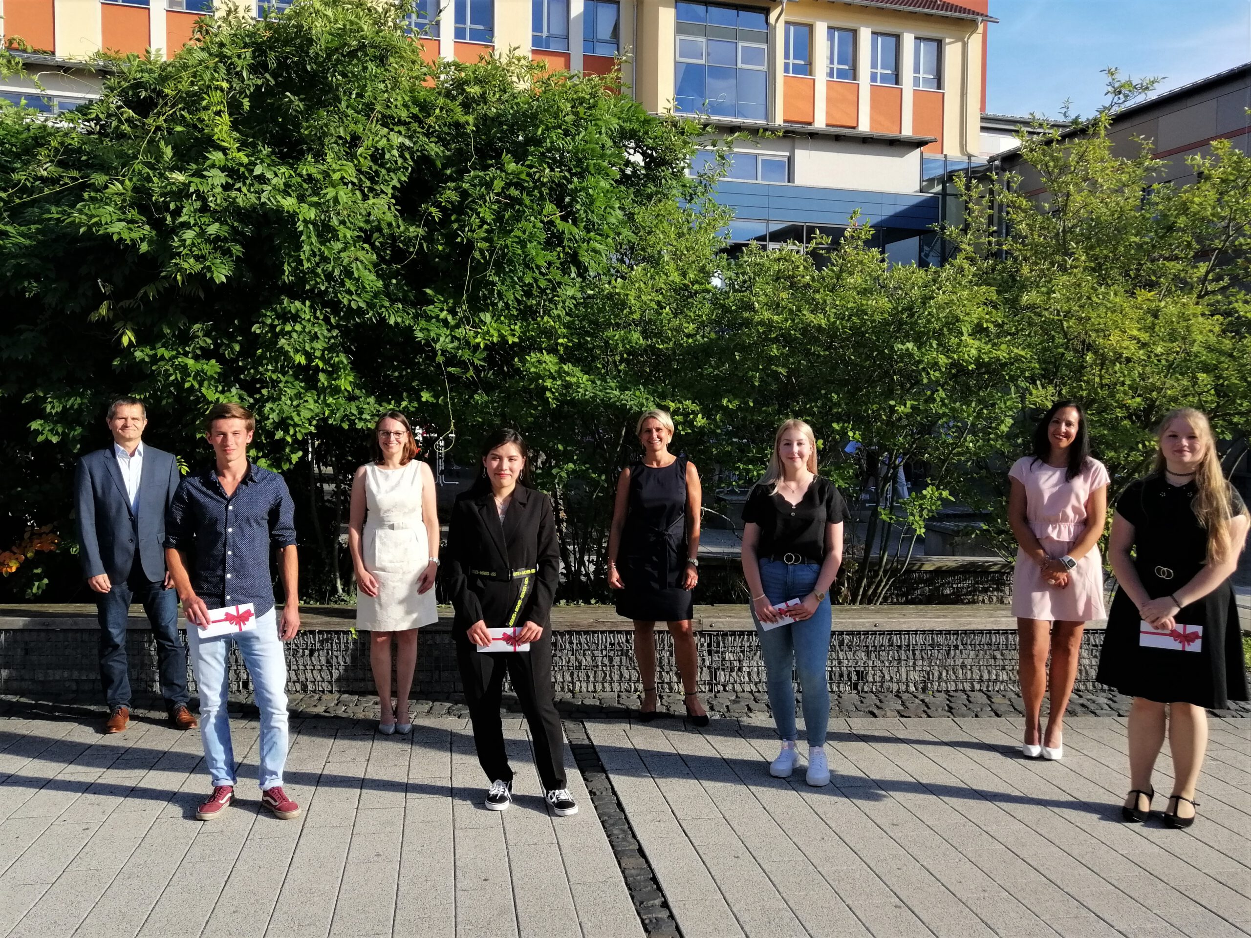 v. l. Die Jahrgangsbesten des Mittlere Reife Zuges der Mittelschule: Niklas Keßler 10aM, Zahra Mohammadi (10V2a), Alexa Albert (10V2b) und Lorena Freier (10aM). Mit ihnen freut sich Schulleiter Walter Rothaug, sowie die Klassenleiter Petra Ziegler, Silke Patermann und Andrea Ziegler. Es fehlt Lena Roßhirt (10aM) (Fotos Michaela Greier)